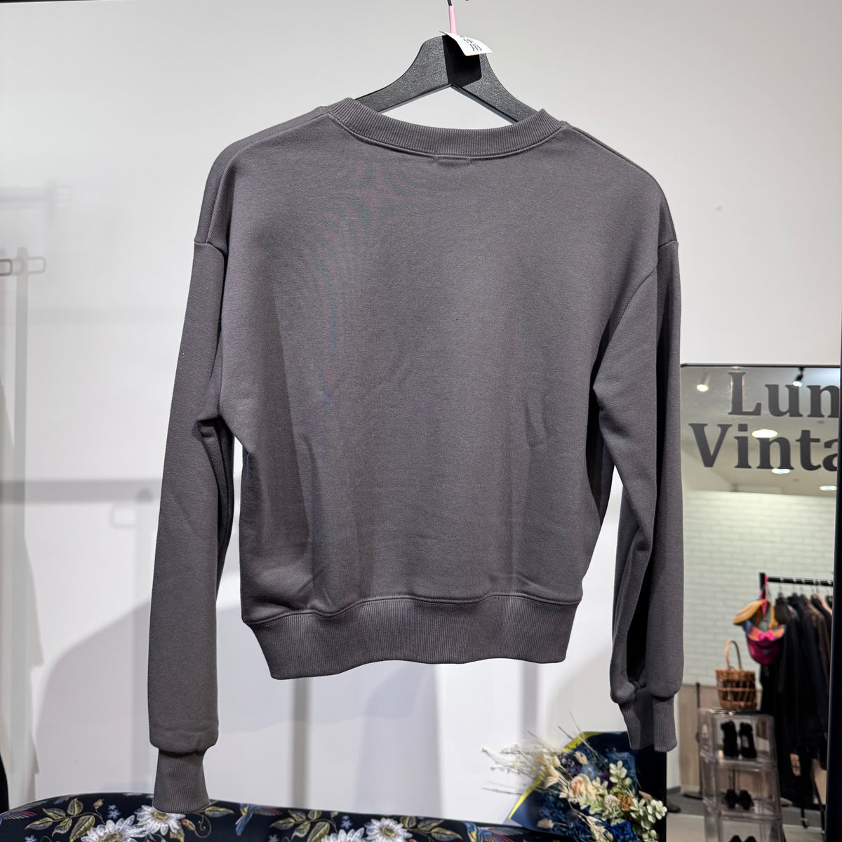 新品・タグ付き【定価9,900円】DRESSTERIOR ドレステリア MASON ビジューロゴ スウェット プルオーバー グレー系 サイズ38 M TT048