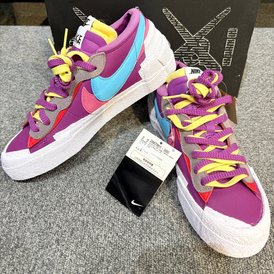 未使用 NIKE BLAZER LOW sacai KAWS スニーカー Purple Dusk 24.5cm DM7901-500  TT082
