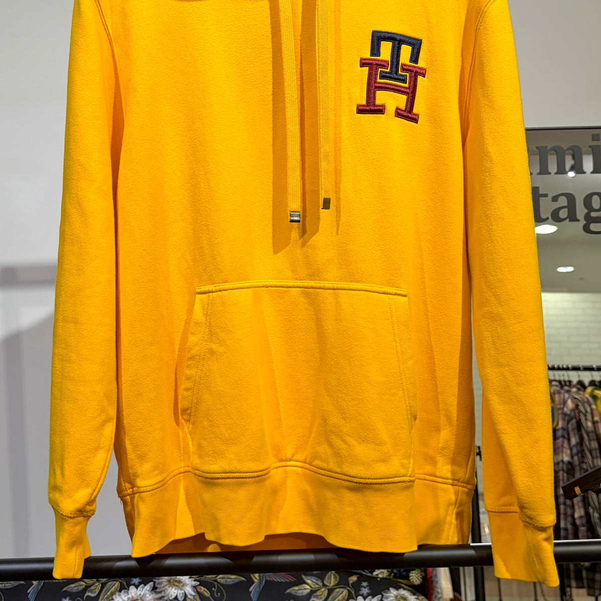 TOMMY HILFIGER ロゴワッペン プルオーバーパーカー イエロー XL TT087
