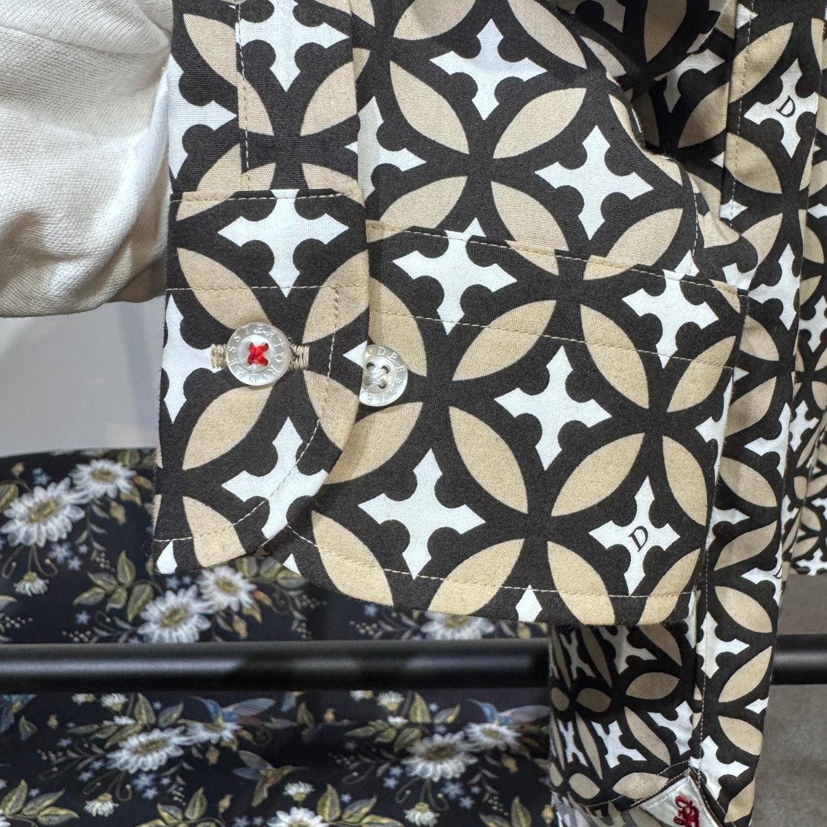 新品 タグ付き【定価18,700円】DRESSTERIOR ドレステリア 総柄 長袖シャツ 幾何学柄 ホワイト ベージュ ブラック ブレストポケット メンズ M 日本製 TT016