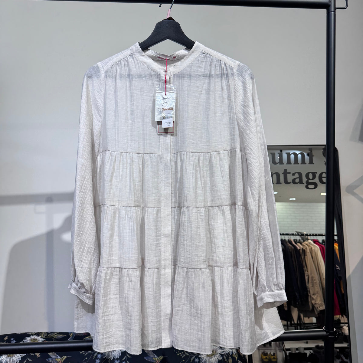 新品・タグ付き【定価19,800円】DRESSTERIOR ドレステリア ティアードブラウス バンドカラー ホワイト系 レディース トップス サイズ36 日本製 TT047