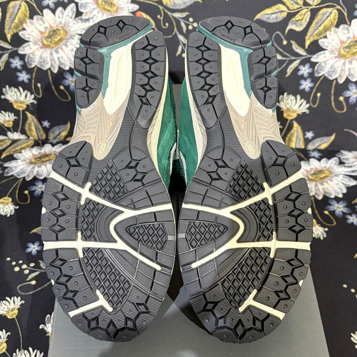 未使用品【定価19,800円】New Balance ニューバランス 2002R グリーン シューズ スニーカー 26.5cm 箱付き TT035
