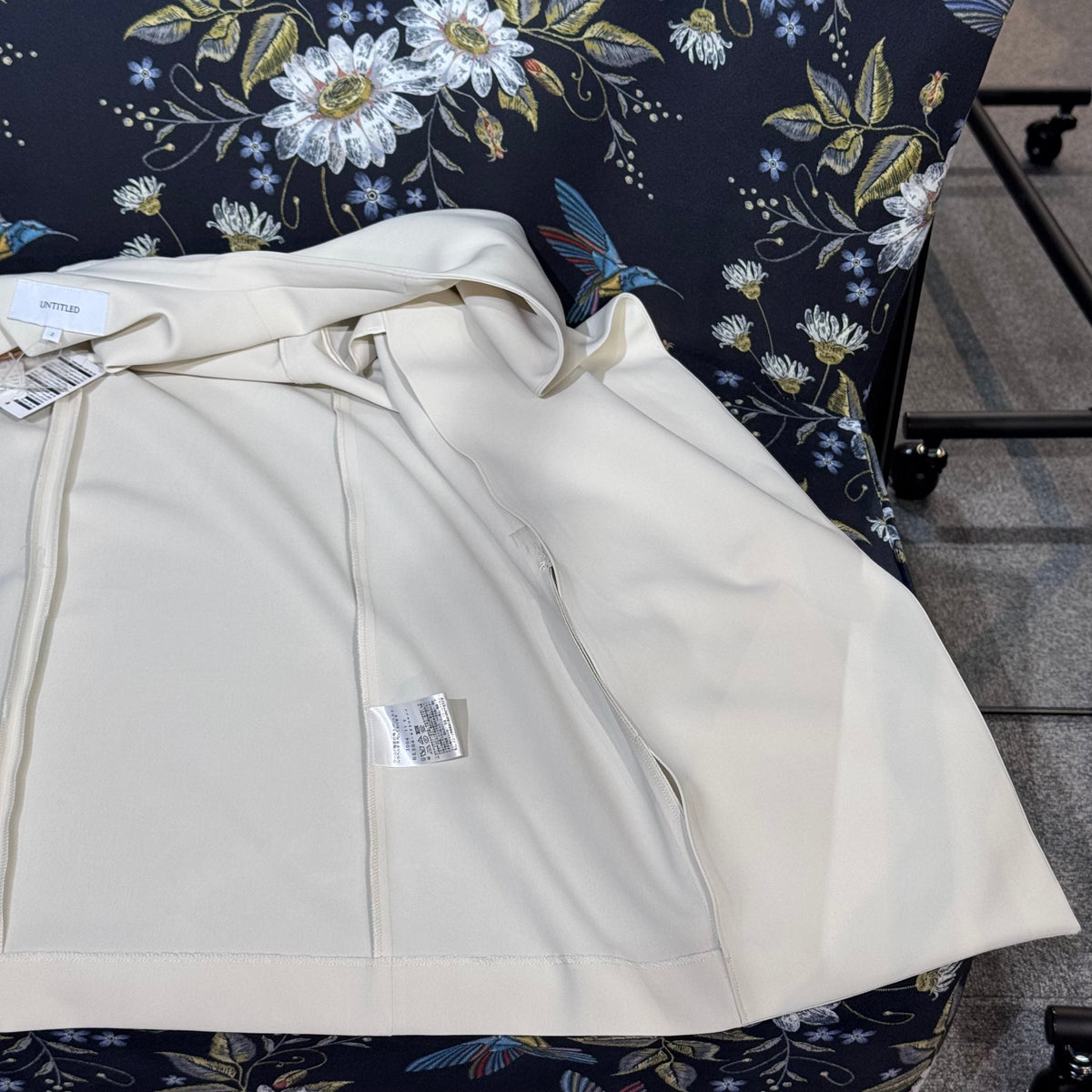 新品・タグ付き【定価31,900円】UNTITLED アンタイトル ロングジレ ベスト ノースリーブ ホワイト系 サイズ2 M 日本製 TT046