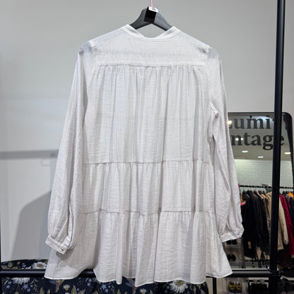 新品・タグ付き【定価19,800円】DRESSTERIOR ドレステリア ティアードブラウス バンドカラー ホワイト系 レディース トップス サイズ36 日本製 TT047