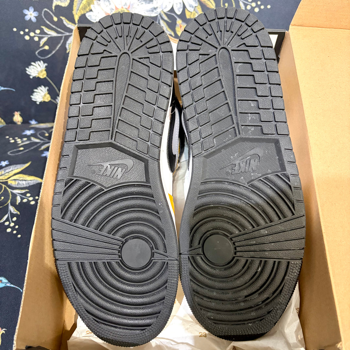 【未使用品 タグ付き】NIKE AIR JORDAN 1 MID ナイキ エアジョーダン1 ミッド イエローオーカー ブラック ホワイト 27cm TT045