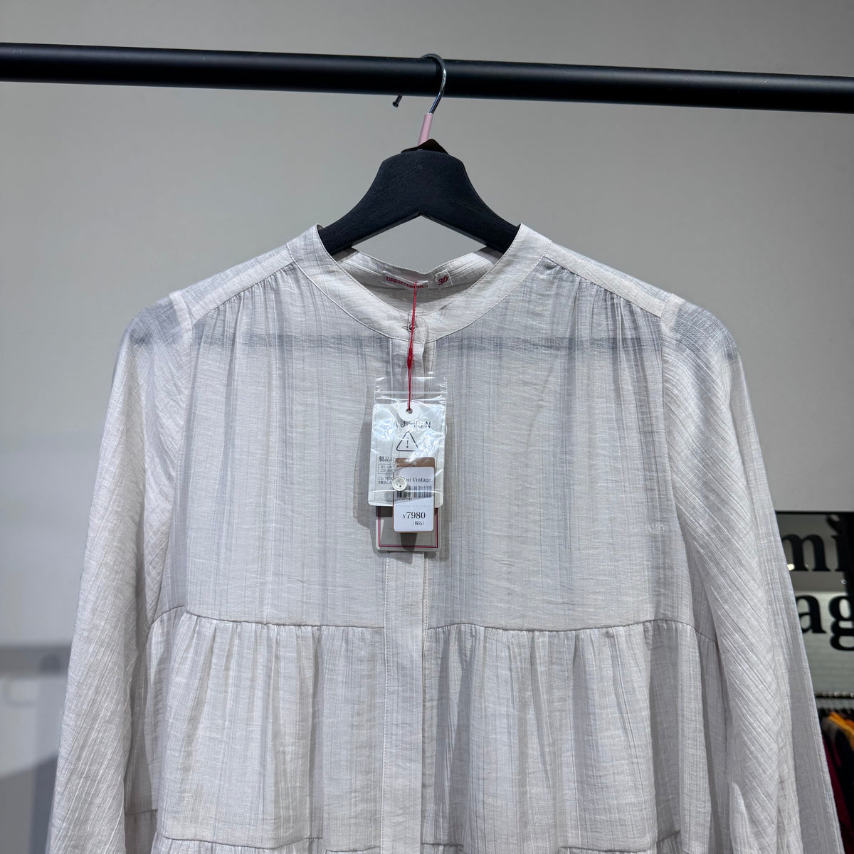 新品・タグ付き【定価19,800円】DRESSTERIOR ドレステリア ティアードブラウス バンドカラー ホワイト系 レディース トップス サイズ36 日本製 TT047