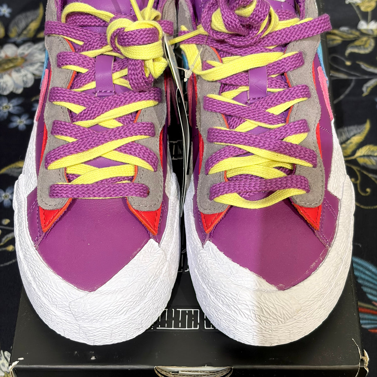 未使用 NIKE BLAZER LOW sacai KAWS スニーカー Purple Dusk 24.5cm DM7901-500  TT082
