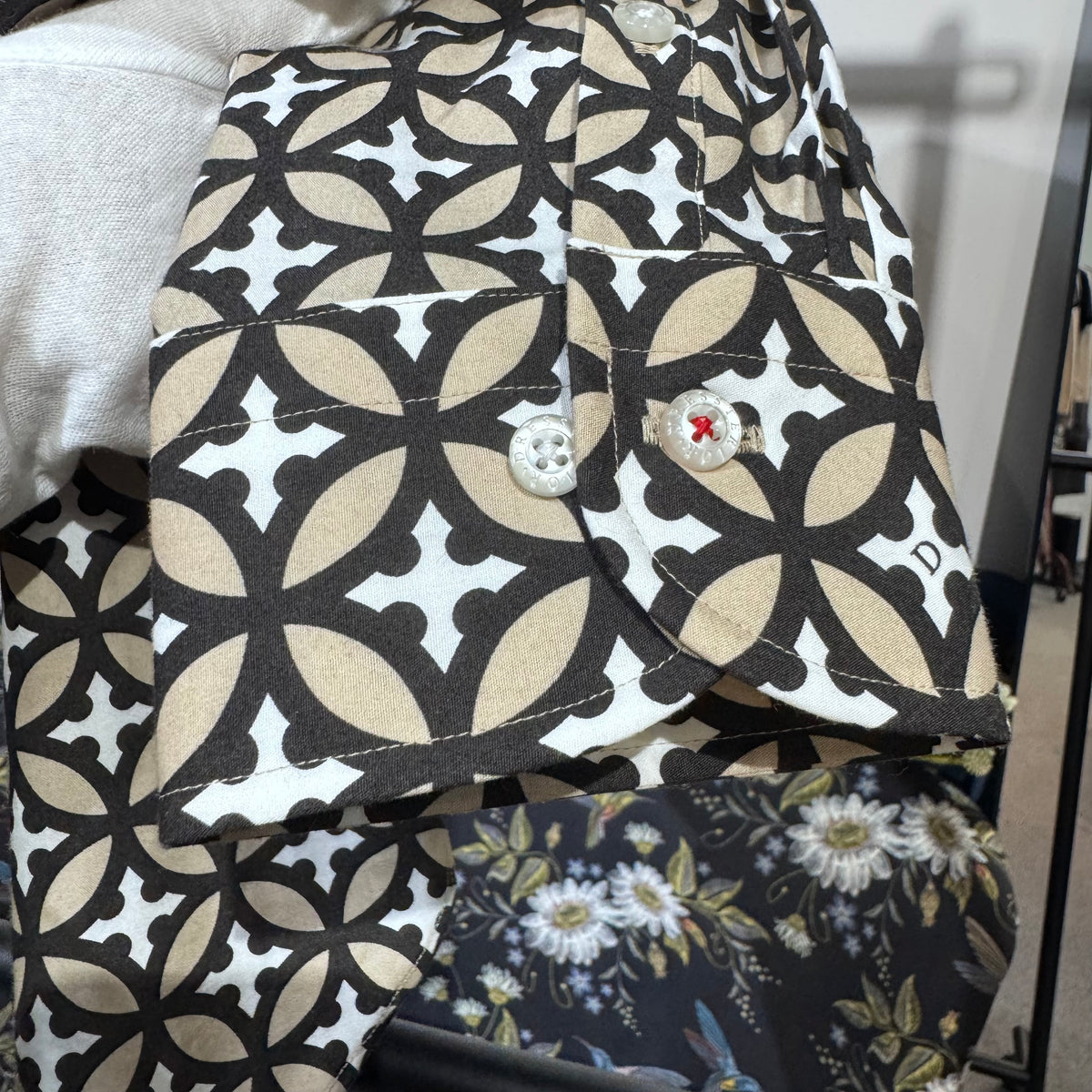 新品 タグ付き【定価18,700円】DRESSTERIOR ドレステリア 総柄 長袖シャツ 幾何学柄 ホワイト ベージュ ブラック ブレストポケット メンズ M 日本製 TT016