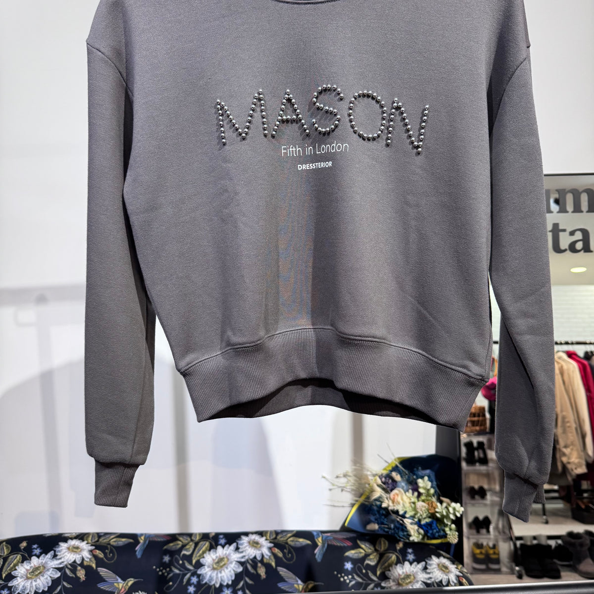 新品・タグ付き【定価9,900円】DRESSTERIOR ドレステリア MASON ビジューロゴ スウェット プルオーバー グレー系 サイズ38 M TT048