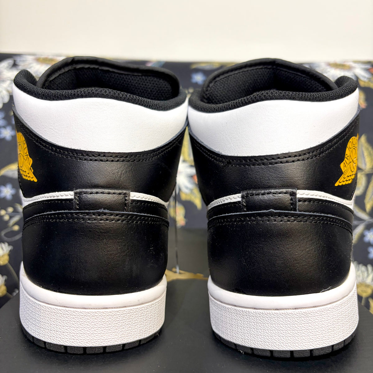 【未使用品 タグ付き】NIKE AIR JORDAN 1 MID ナイキ エアジョーダン1 ミッド イエローオーカー ブラック ホワイト 27cm TT045